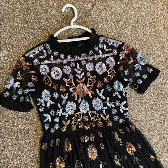 Elegant Black Floral Sequined Formal Dress - Picture 4 of 5